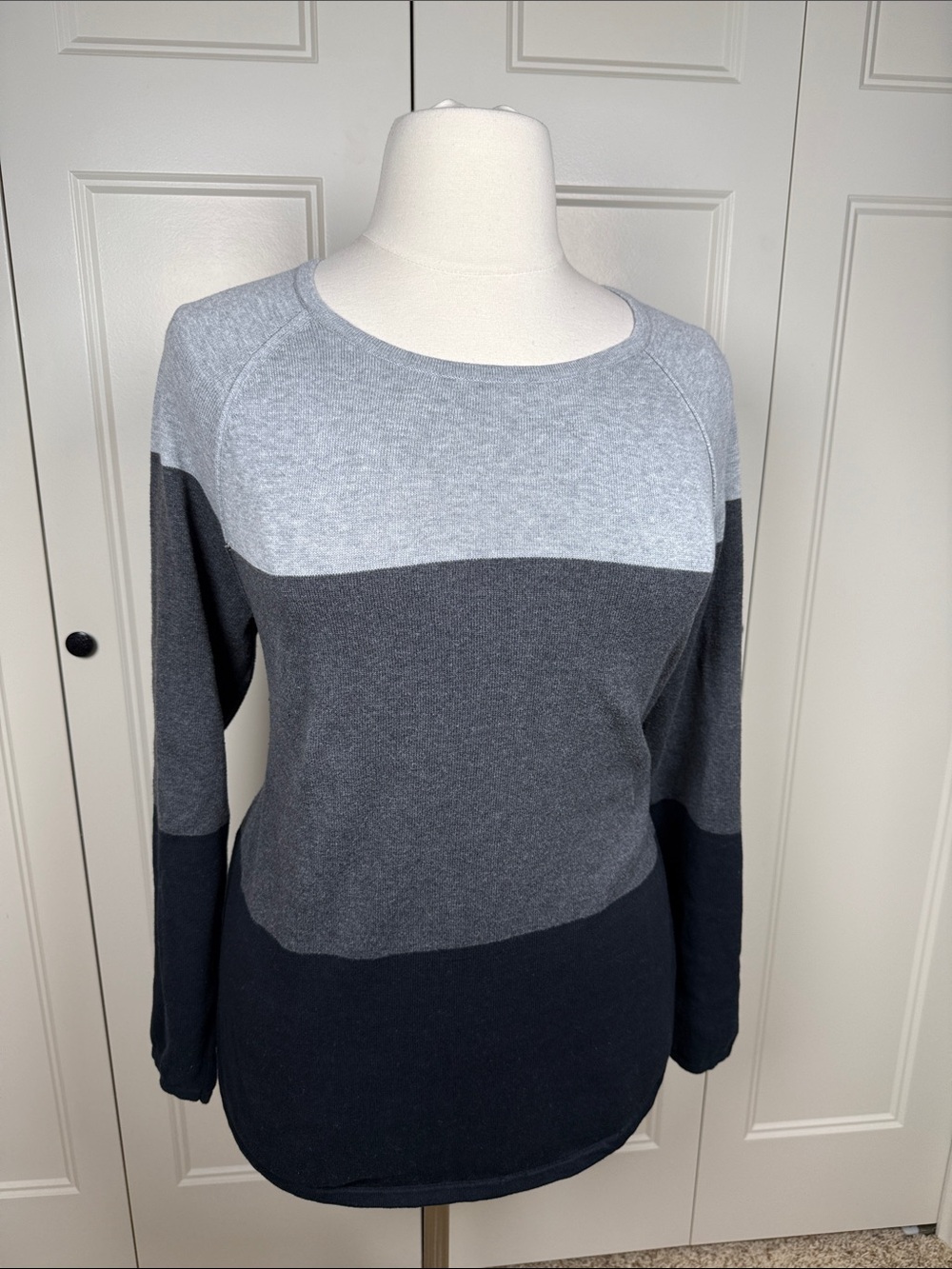 Karen Scott Three-Tone Crewneck Sweater in Light Gray, Charcoal & Black XL